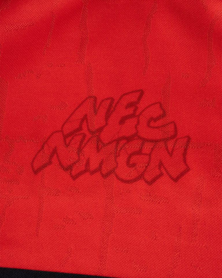 Detailopname van de stof van het thuisshirt van NEC voor 2026-2027, met de ingeweven tekst NEC NMGN