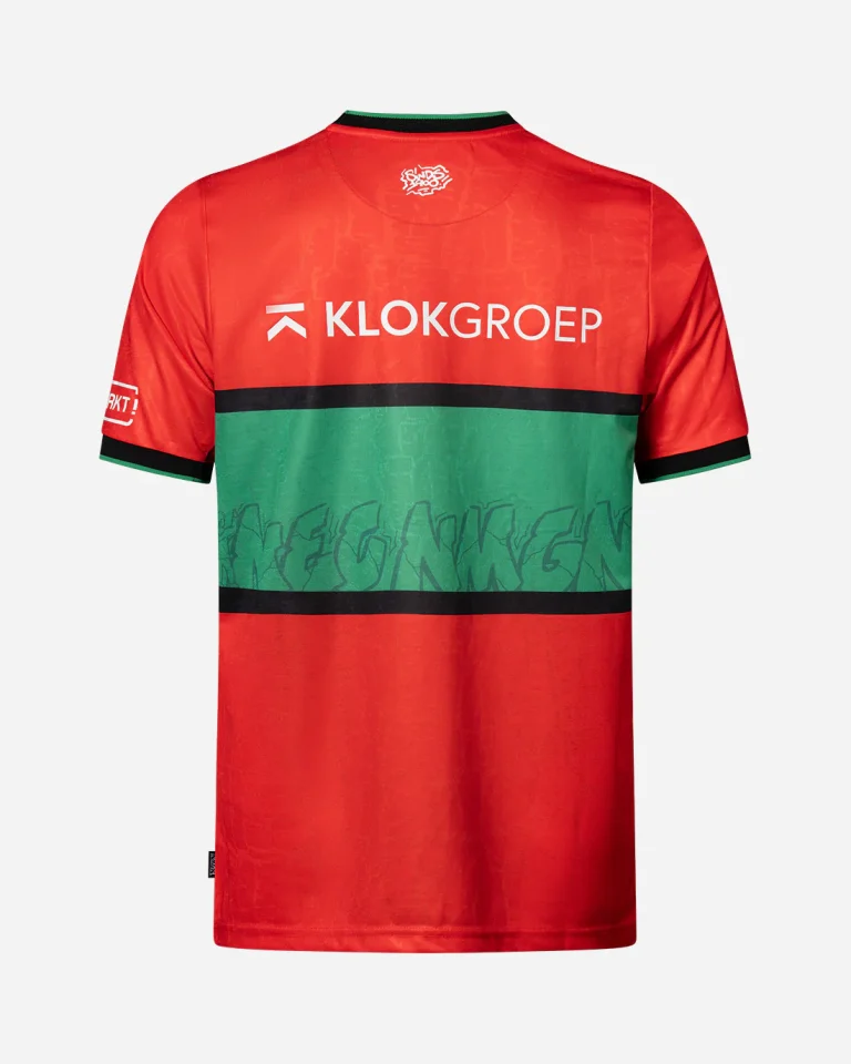 De achterkant van het rood-groene thuisshirt van NEC voor het seizoen 2026-2027, met de sponsor Klokgroep