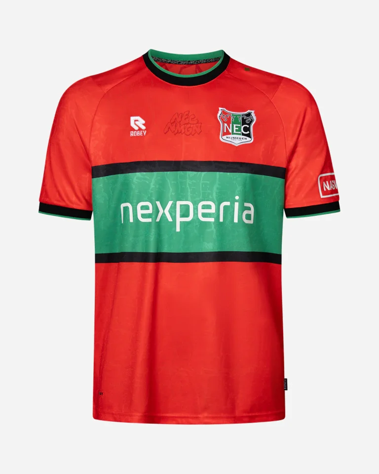 Het rood-groene thuisshirt van NEC voor het seizoen 2026-2027, met de sponsor Nexperia op de borstband