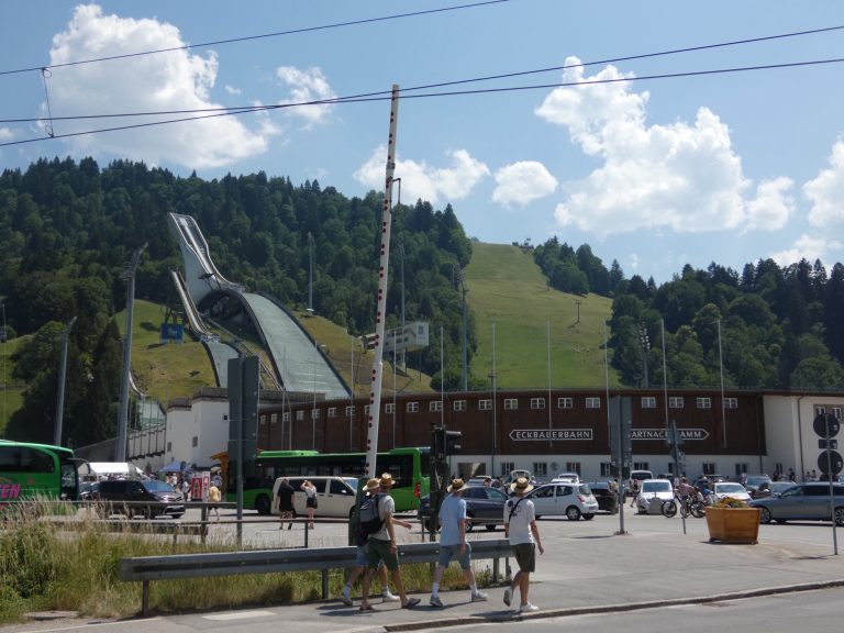 Aankomst bij het Olympia-Skistadion.