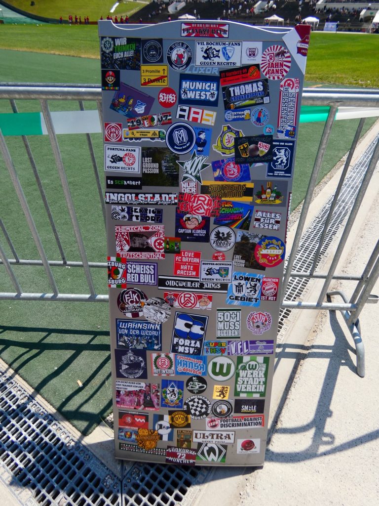 Het stickerbord voor de groundhoppers.