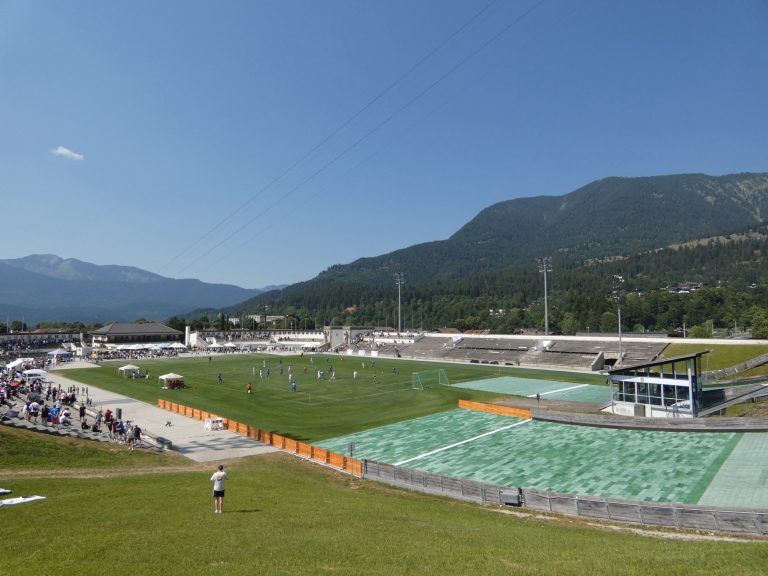 Het voetbalveld in het Olympia-Skistadion met de bergen als decor