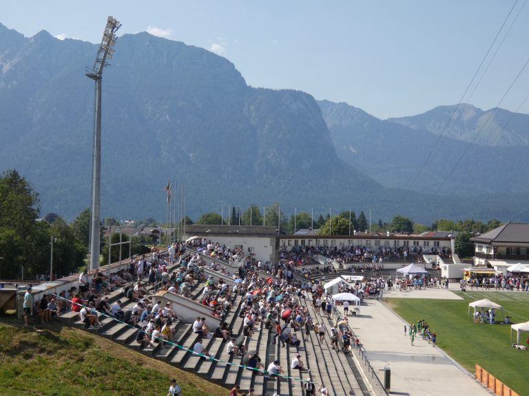 Het stadion met de bergen en de lichtmasten.
