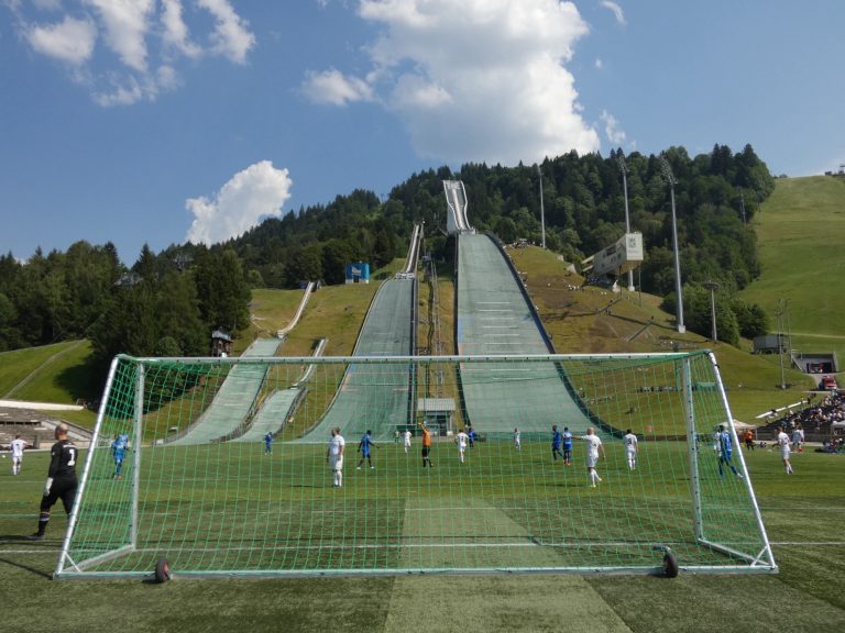 Een voetbaldoel pal onder de skischans.