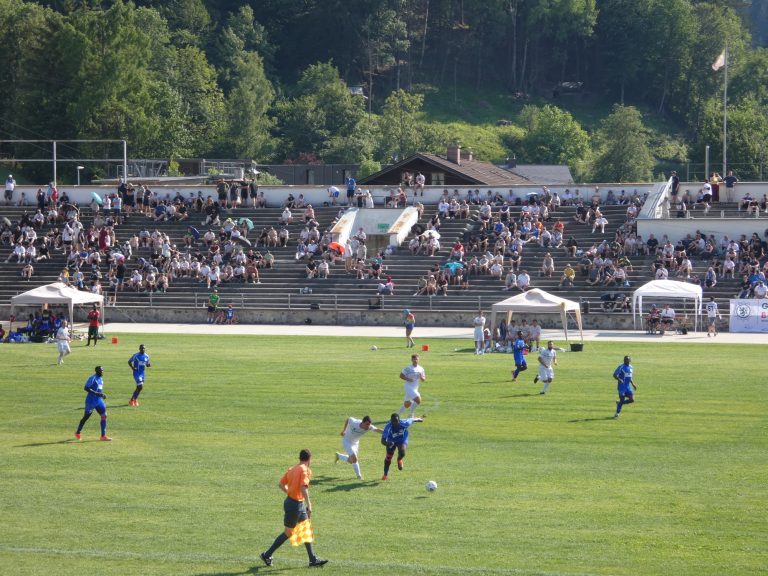 Voetbal voor het publiek op de tribunes.