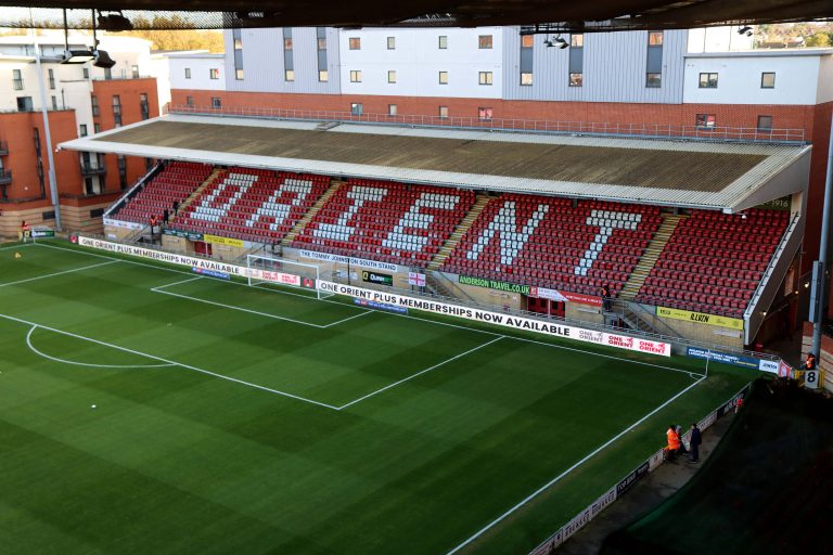 De Tommy Johnston South Stand op Brisbane Road, het stadion van Leyton Orient
