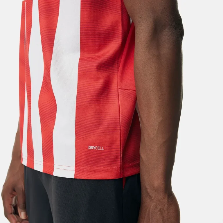 Detailopname van de zijkant van het thuisshirt van PSV voor 2026-2027