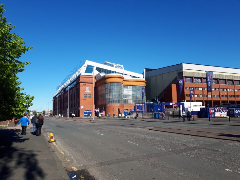 Ibrox Stadium in Glasgow, thuishaven van Rangers, gezien vanaf de straat.