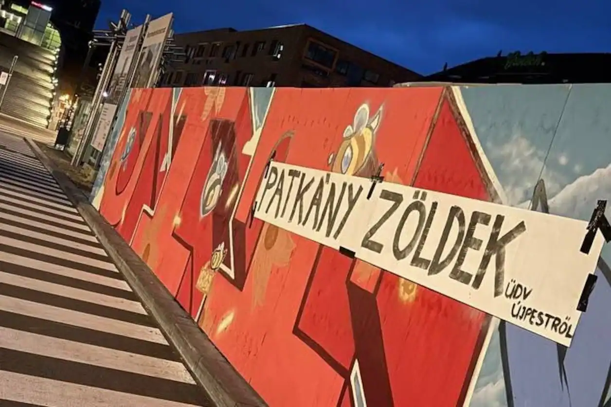 Spandoek met de Hongaarse tekst Patkany zoldek, ondertekend met udv Ujpestrol